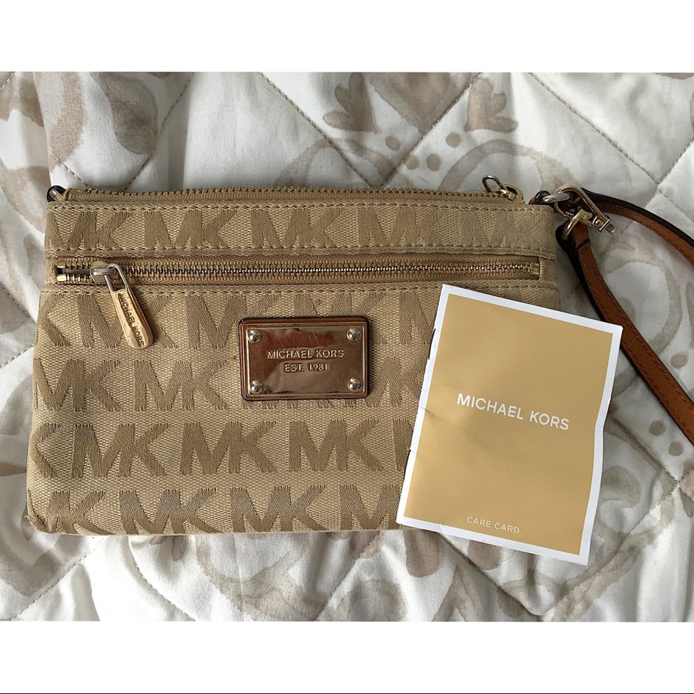 Michael Kors wristlet ✨